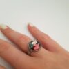 Bague inox - cabochon fleurs roses et feuillage sur fond noir