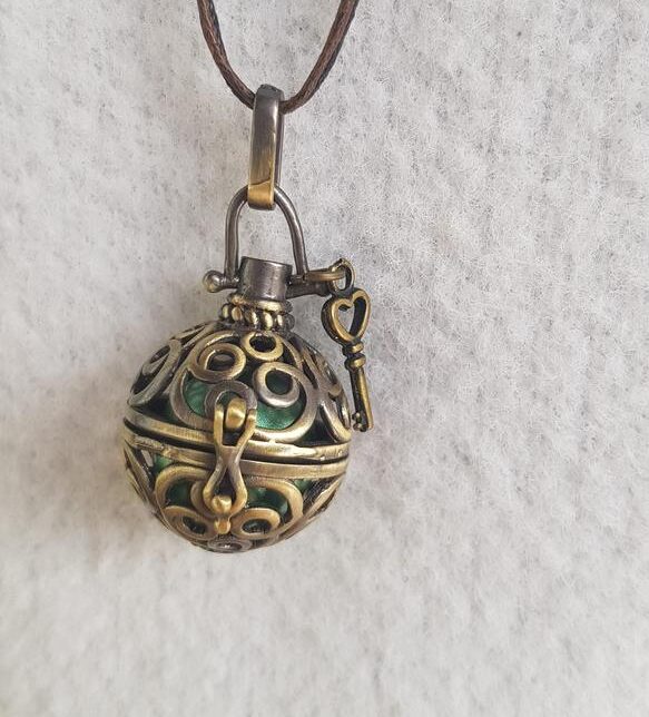 Bola de grossesse bronze - perle d'harmonie verte et clé