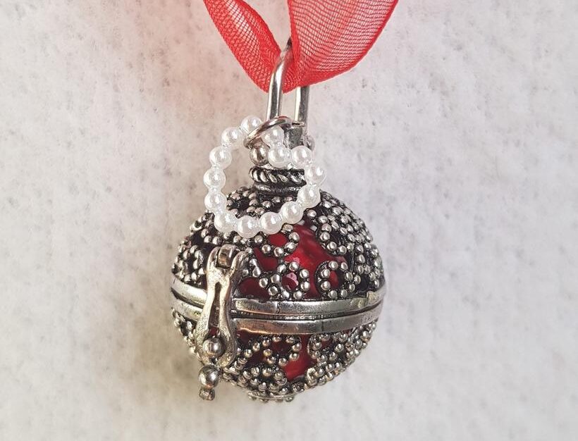 Bola de grossesse - cœur perlé blanc et perle d'harmonie rouge