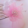 Peigne mariage - fleur organza rose clair et plume