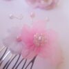 Peigne mariage - fleur organza rose clair et plume