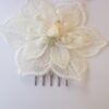 20200612_140606 Peigne mariage - grande fleur en dentelle blanche et bouton beige