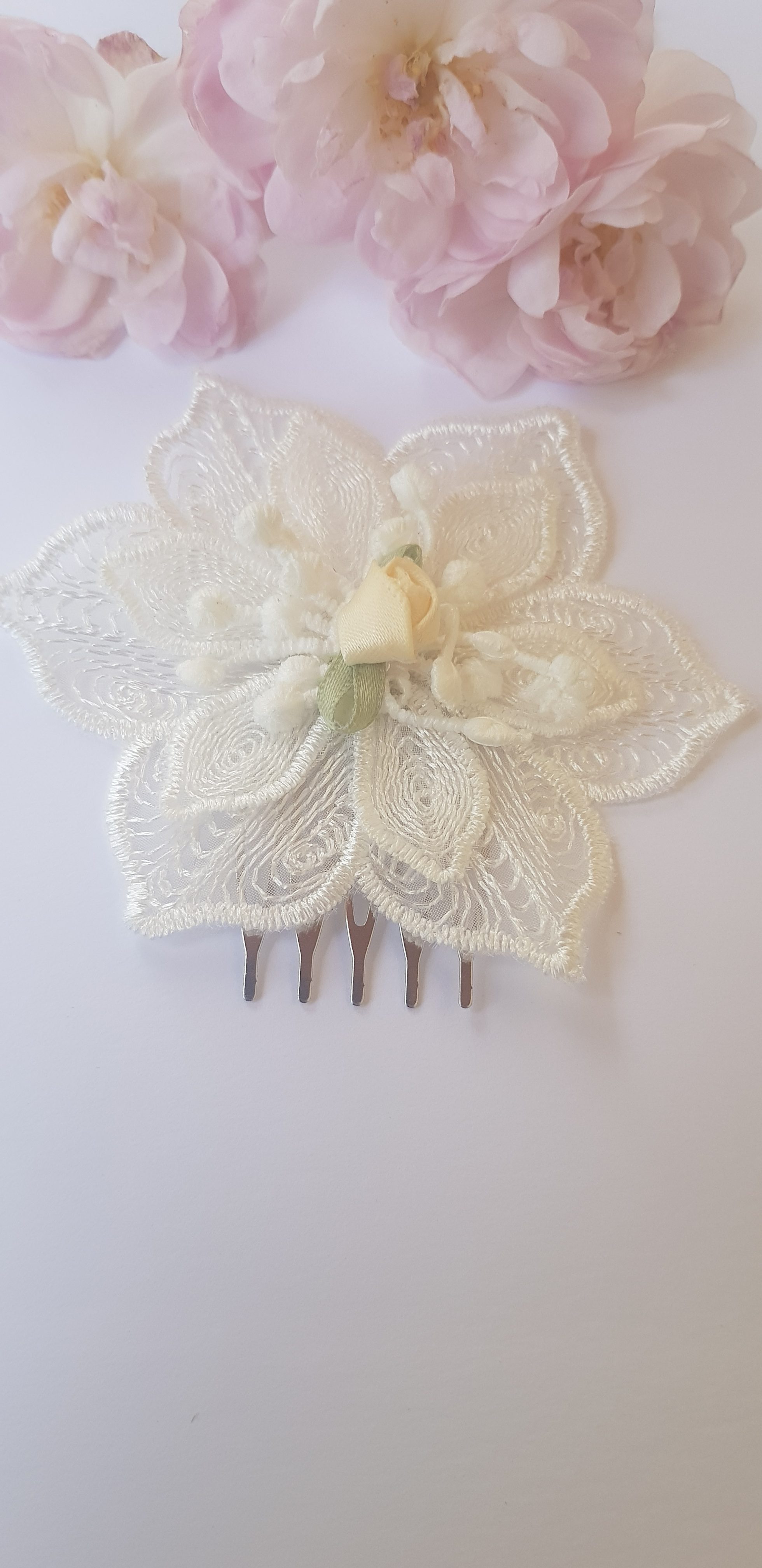 Peigne mariage - grande fleur en dentelle blanche et bouton beige - Calino  Crea