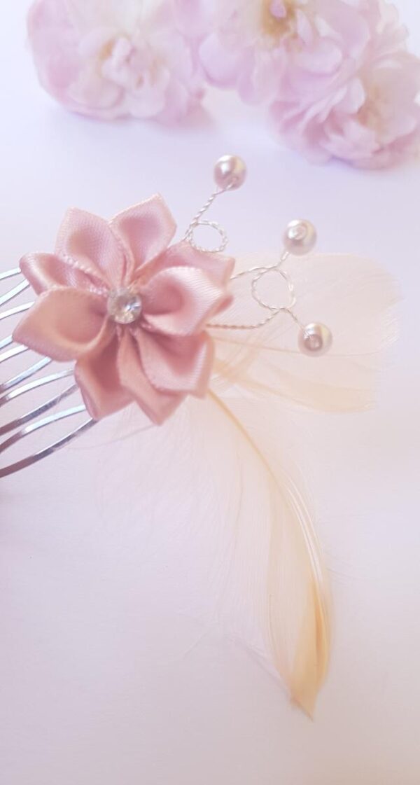 20200612_141910 Peigne mariage - fleur satin rose pêche et plume