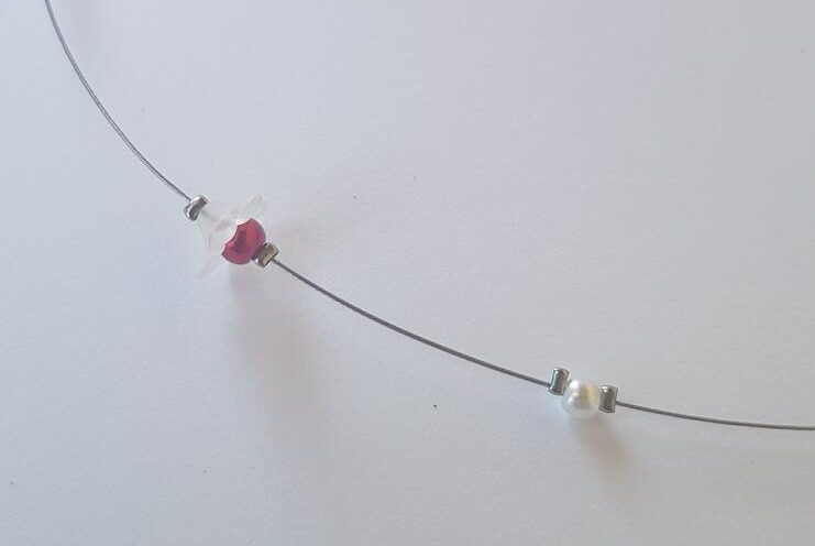 Fil de cheveux - perles fleurs blanches et rouges