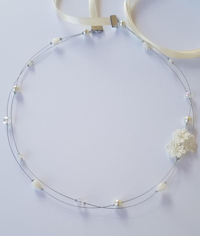 Headband mariage fleurs blanches et rubans beige Headband asymétrique - Fleurs et perles ivoires