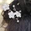 Pic cheveux mariage - bouquet de fleurs blanches et perles