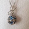 Bola de grossesse argenté vieilli – cage coeur, perle d’harmonie bleu, noeud et chaine inox