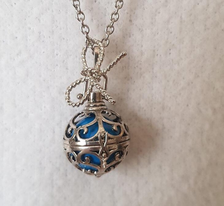 Bola de grossesse argenté vieilli – cage coeur, perle d’harmonie bleu, noeud et chaine inox