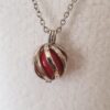 Bola de grossesse argenté – perle d’harmonie rouge et chaine inox agrémentée de coeurs