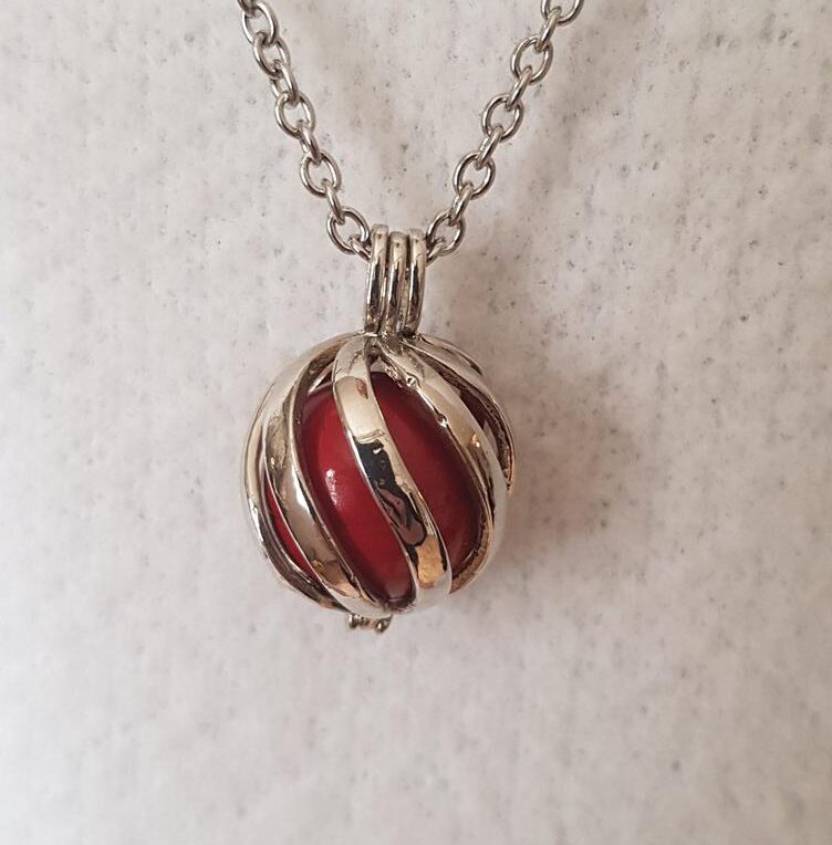 Bola de grossesse argenté – perle d’harmonie rouge et chaine inox agrémentée de coeurs