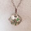 Bola de grossesse argenté – cage tortue, perle d’harmonie verte claire, coeur et chaine inox
