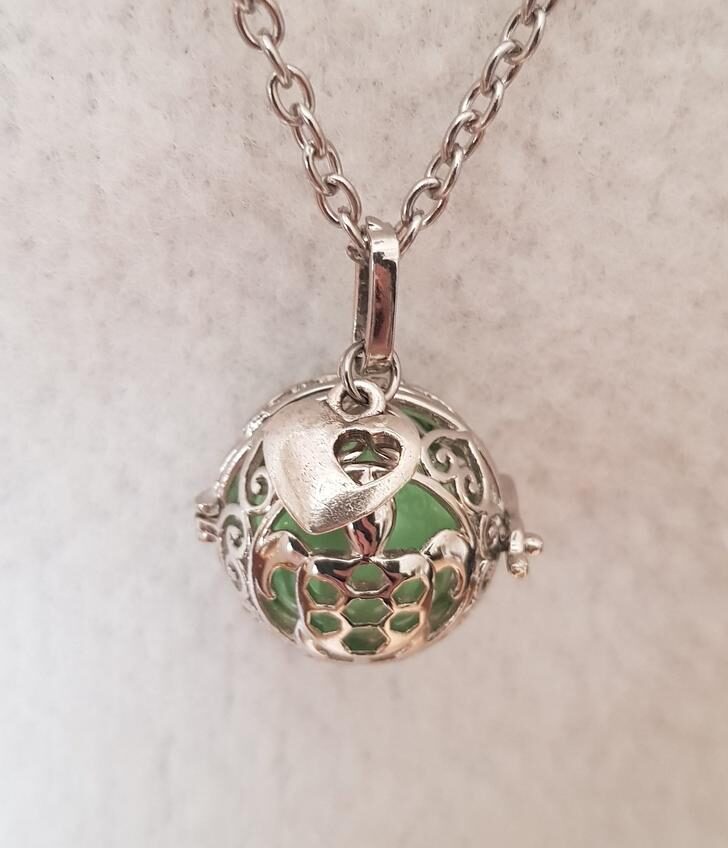 Bola de grossesse argenté – cage tortue, perle d’harmonie verte claire, coeur et chaine inox