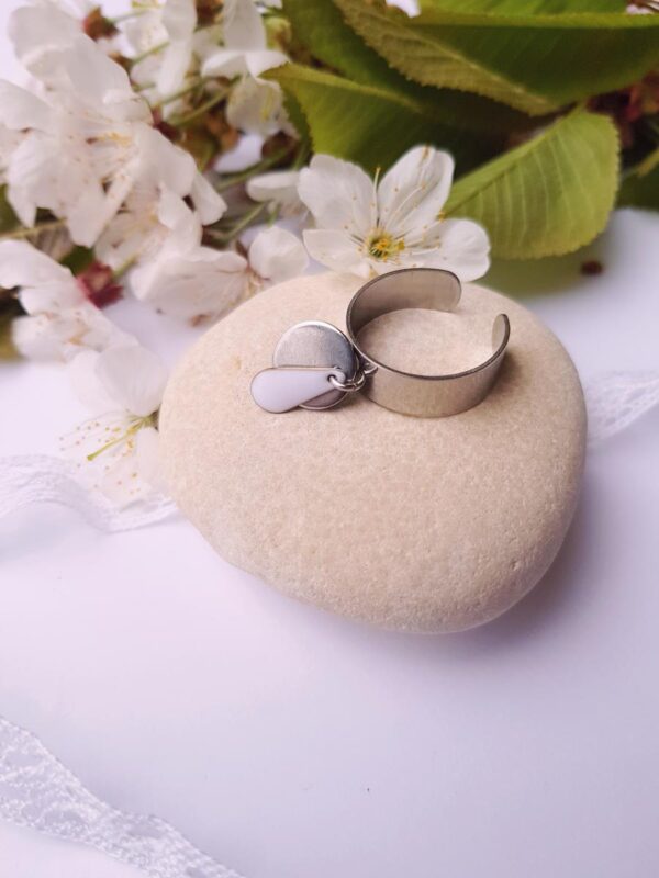 Bague inox artisanale - sequin émaillé goutte de couleur au choix et pampille argentée