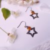 Boucles d'oreille inox avec étoiles argentées et sequins émaillés moutarde Boucles d'oreille inox avec étoiles argentées et sequins émaillés moutarde