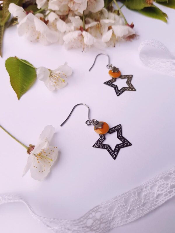 Boucles d'oreille inox avec étoiles argentées et sequins émaillés moutarde Boucles d'oreille inox avec étoiles argentées et sequins émaillés moutarde