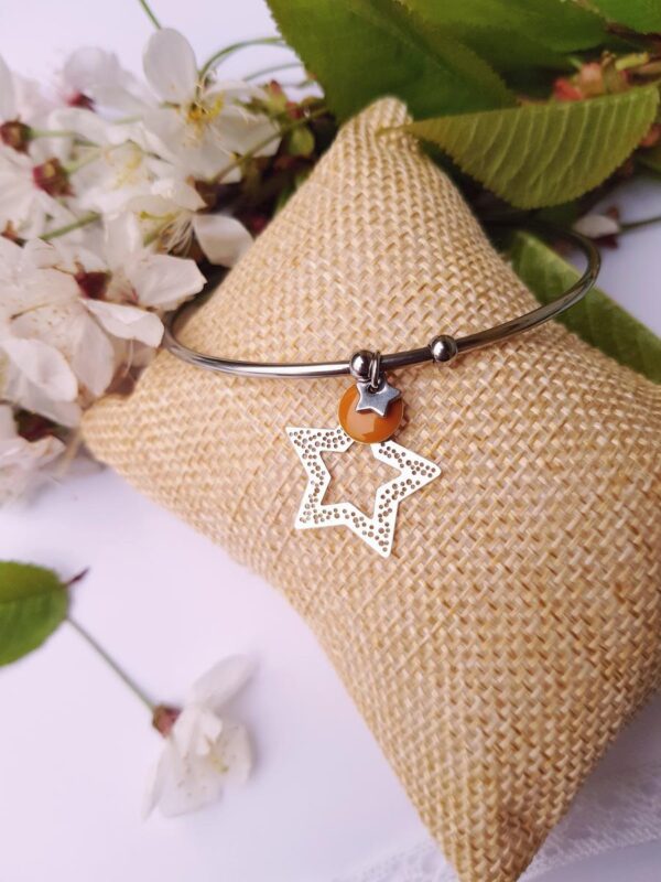 Bracelet inox avec étoiles argentées et sequins émaillés moutarde Bracelet inox avec étoiles argentées et sequins émaillés moutarde