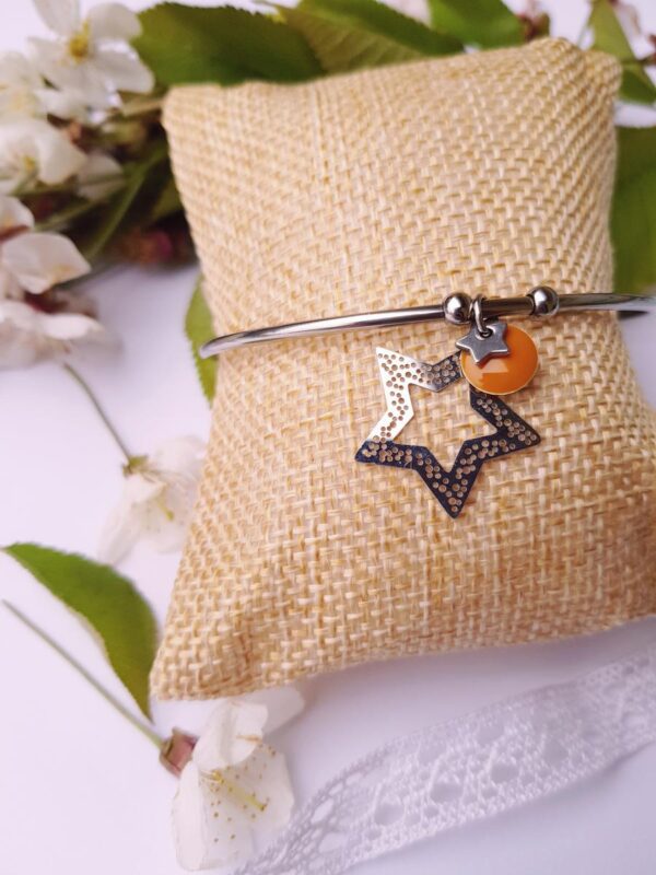 Bracelet inox avec étoiles argentées et sequins émaillés moutarde Bracelet inox avec étoiles argentées et sequins émaillés moutarde