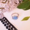 Bague inox artisanal - cabochon floral bleu et blanc Bague inox artisanal - cabochon floral bleu et blanc