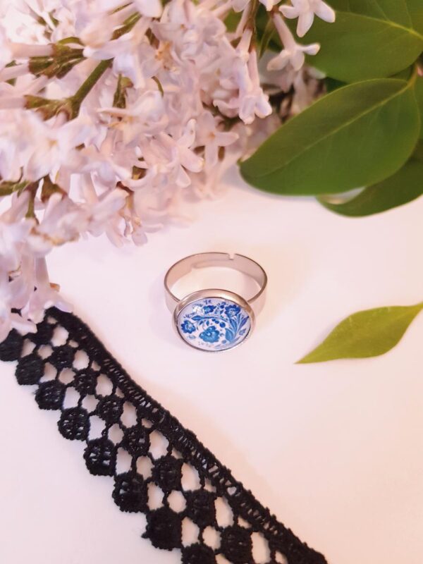 Bague inox artisanal - cabochon floral bleu et blanc Bague inox artisanal - cabochon floral bleu et blanc