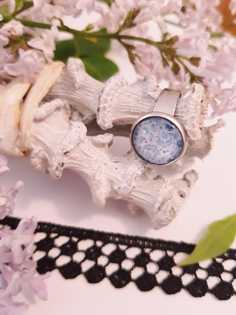 Bague artisanale inox - cabochon fleurs bleu clair
