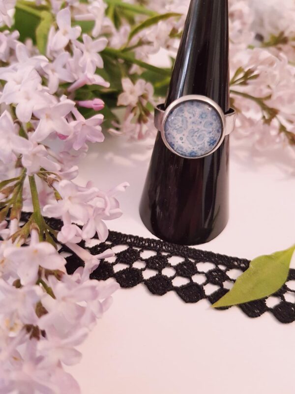 Bague artisanale inox - cabochon fleurs bleu clair