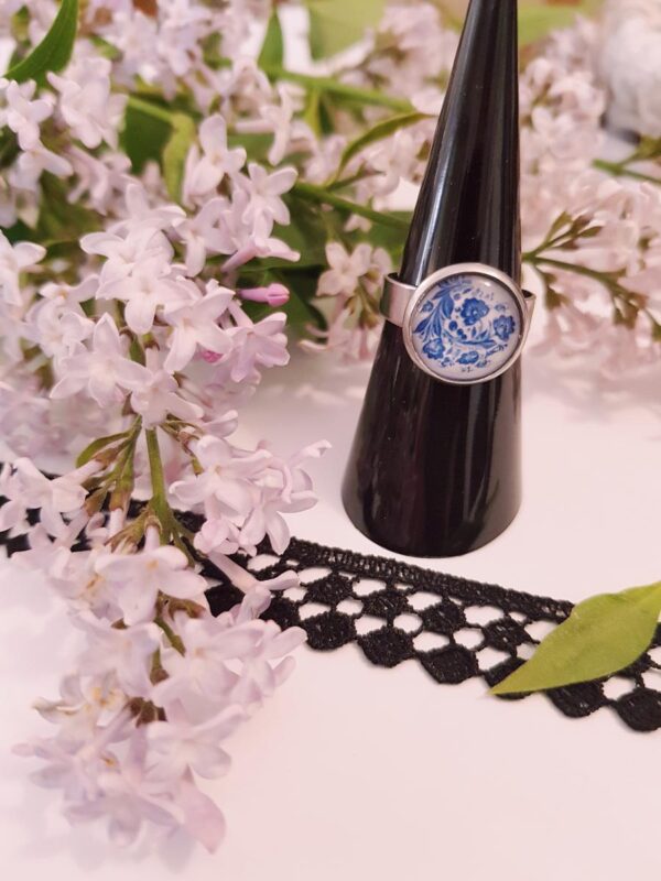 Bague inox artisanal - cabochon floral bleu et blanc Bague inox - cabochon floral bleu et blanc