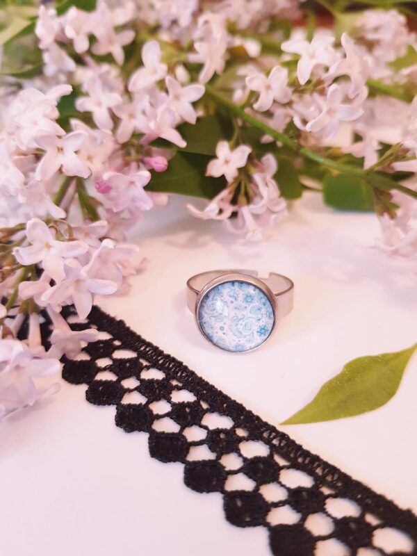Bague artisanale inox - cabochon fleurs bleu clair