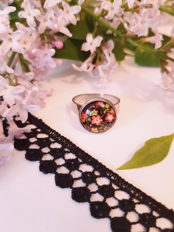 Bague artisanale inox - cabochon fleurs jaunes et orangées sur fond noir