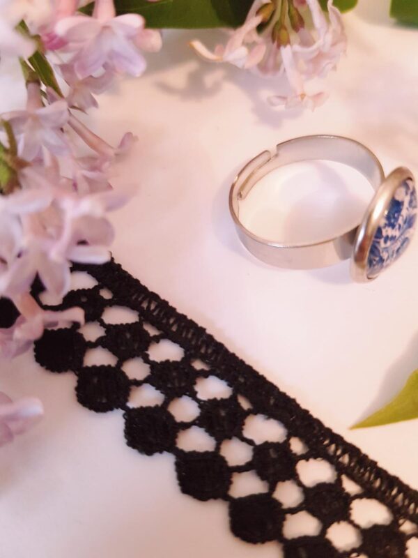 Bague inox artisanal - cabochon floral bleu et blanc Bague inox - cabochon floral bleu et blanc