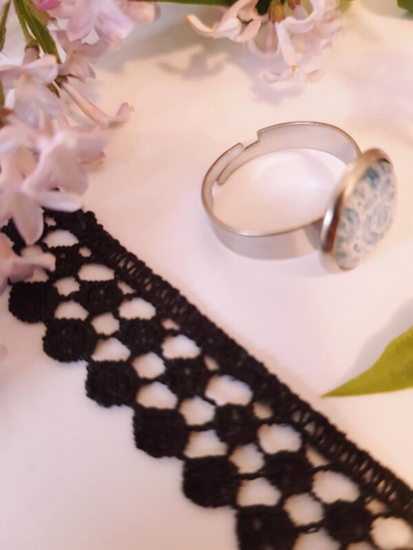 Bague artisanale inox - cabochon fleurs bleu clair