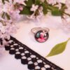 Bague inox - cabochon fleurs roses et feuillage sur fond noir