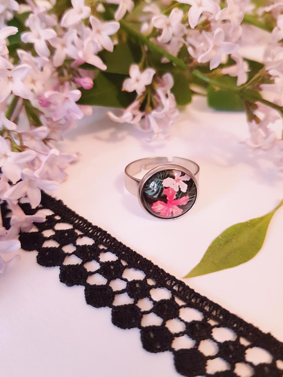 Bague inox - cabochon fleurs roses et feuillage sur fond noir
