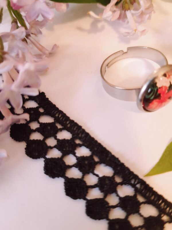 Bague inox - cabochon fleurs roses et feuillage sur fond noir