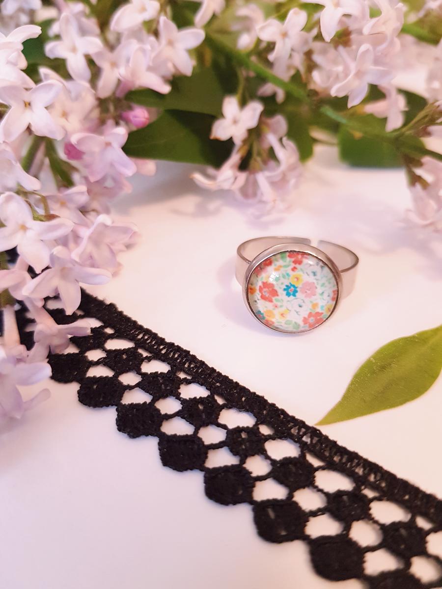 Bague inox - cabochon fleurs multicolores pastel sur fond blanc
