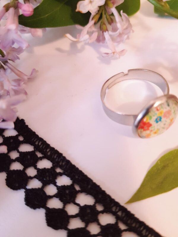 Bague inox - cabochon fleurs multicolores pastel sur fond blanc