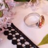 Bague artisanale inox - cabochon fleurs roses et toucan