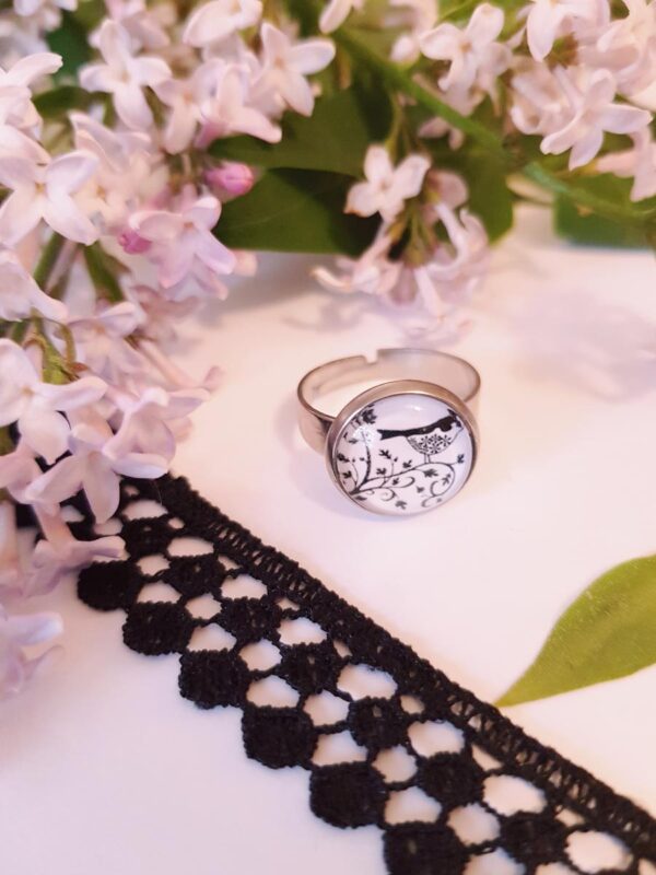 Bague artisanale inox - cabochon oiseau et branche noir et blanc