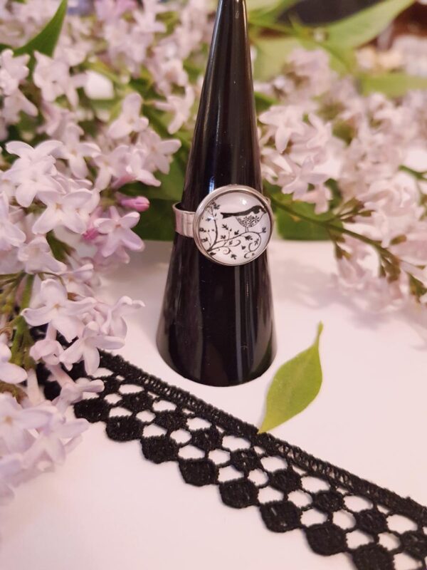 Bague artisanale inox - cabochon oiseau et branche noir et blanc