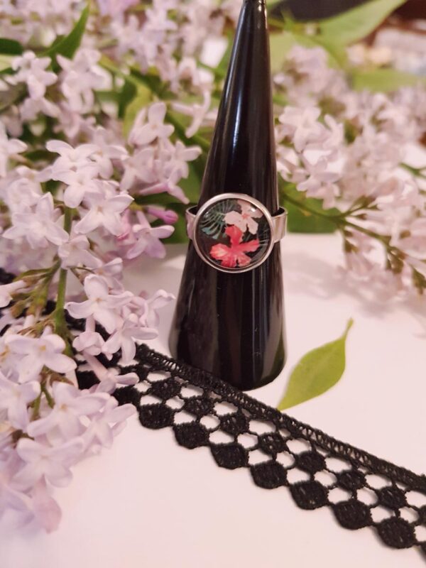 Bague inox - cabochon fleurs roses et feuillage sur fond noir