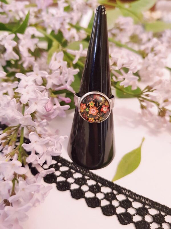 Bague artisanale inox - cabochon fleurs jaunes et orangées sur fond noir