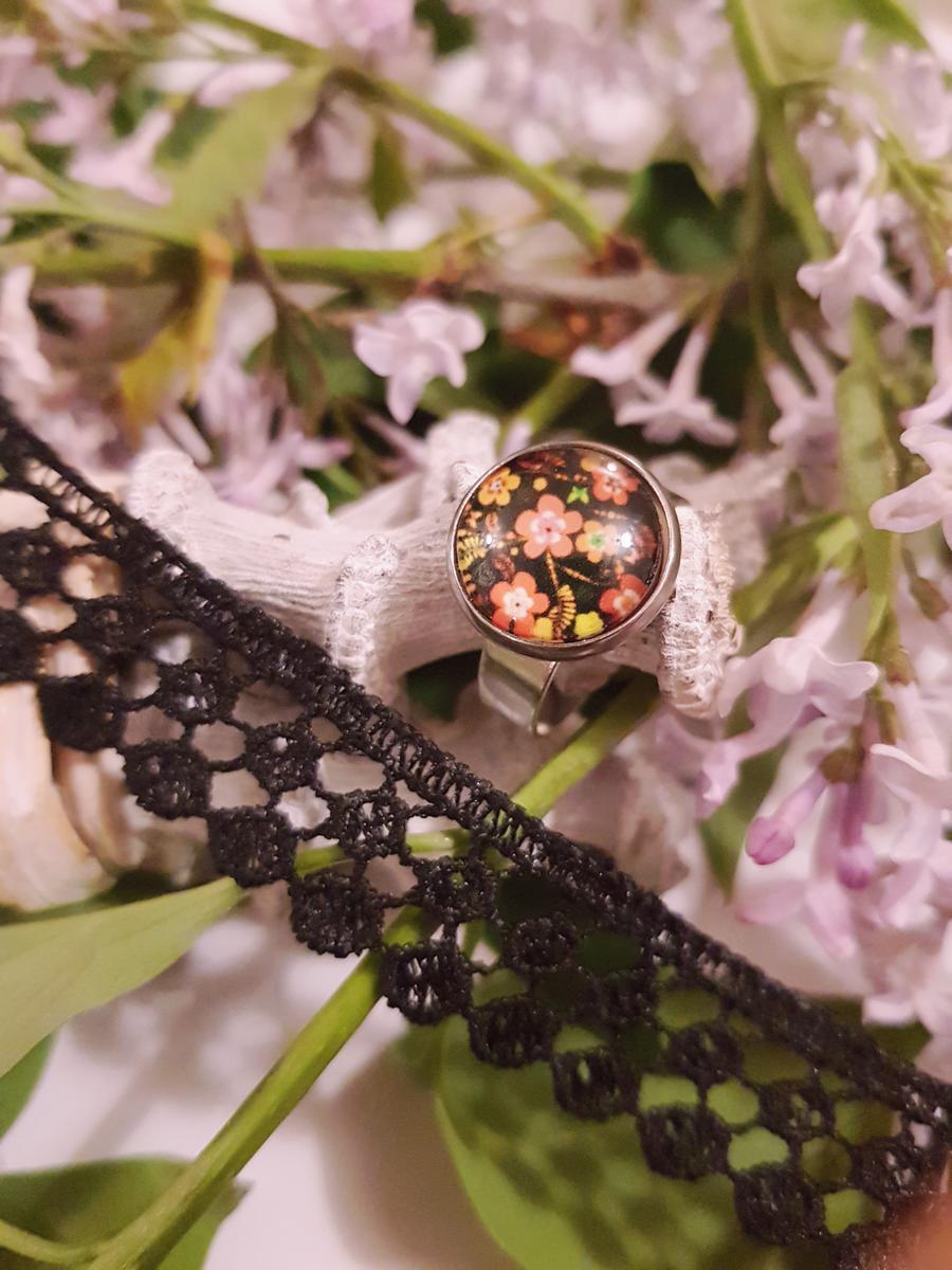 Bague artisanale inox - cabochon fleurs jaunes et orangées sur fond noir