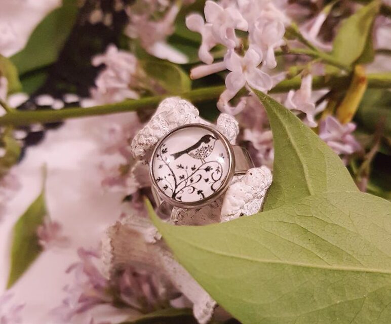 Bague artisanale inox - cabochon oiseau et branche noir et blanc