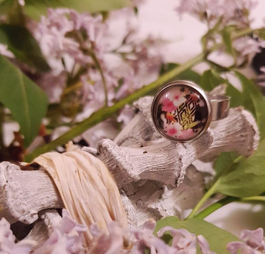 Bague artisanale inox - cabochon fleurs roses et toucan