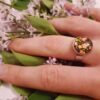 Bague artisanale inox - cabochon fleurs jaunes et orangées sur fond noir