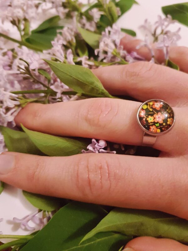 Bague artisanale inox - cabochon fleurs jaunes et orangées sur fond noir