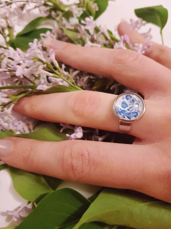 Bague inox artisanal - cabochon floral bleu et blanc Bague inox - cabochon floral bleu et blanc