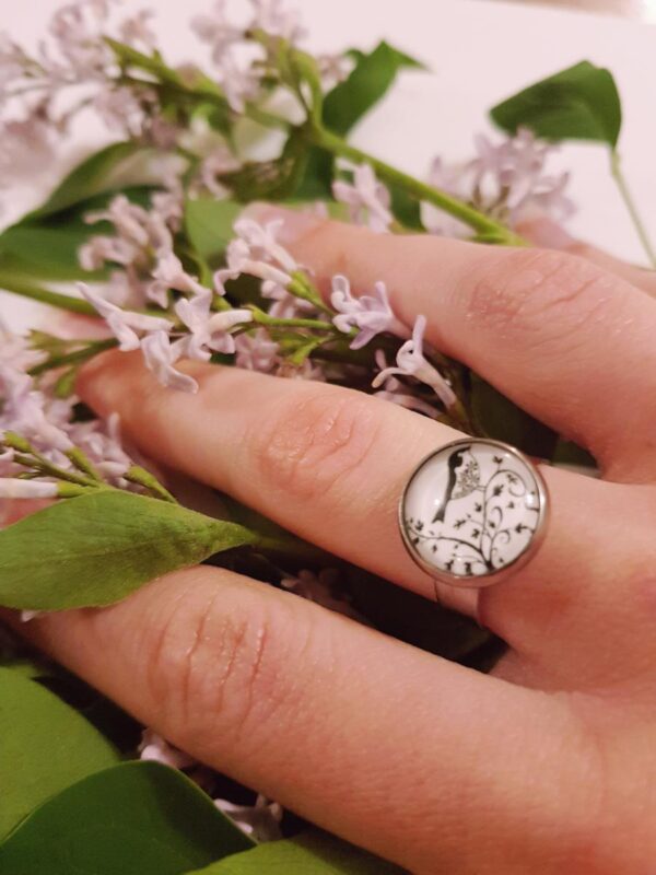 Bague artisanale inox - cabochon oiseau et branche noir et blanc