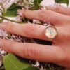 Bague inox - cabochon fleurs multicolores pastel sur fond blanc
