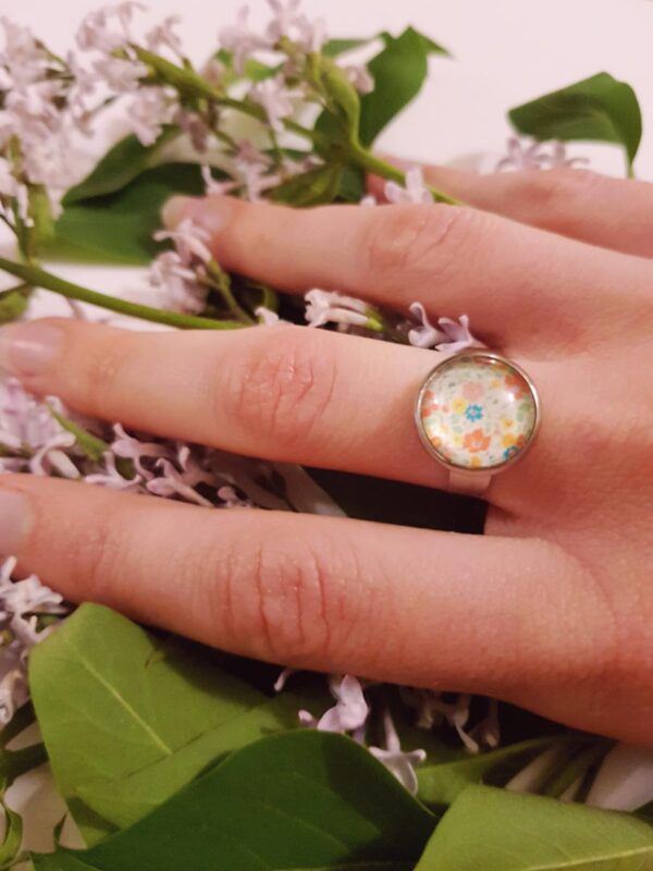 Bague inox - cabochon fleurs multicolores pastel sur fond blanc